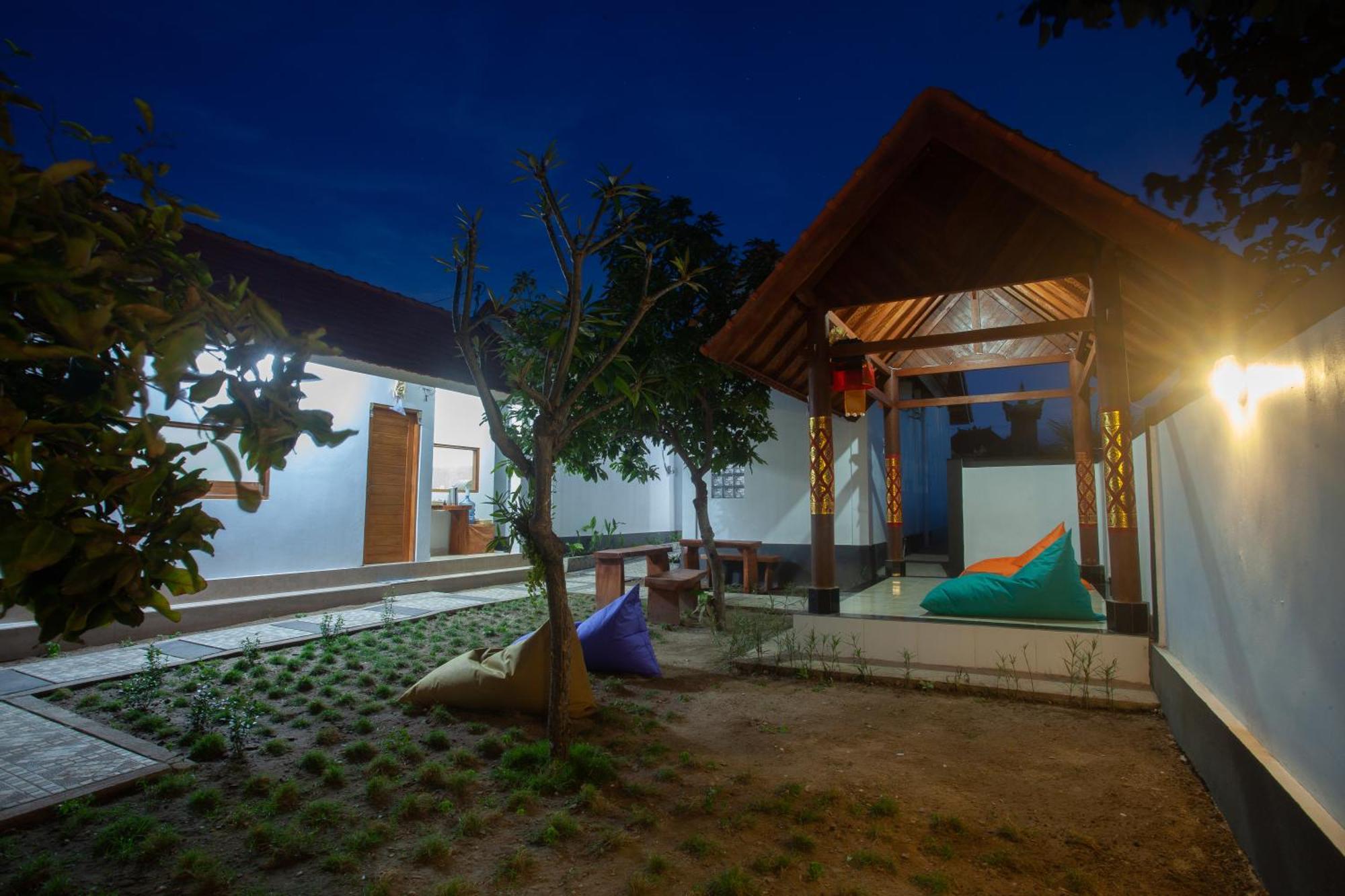 Lucky Hostel Batununggul Εξωτερικό φωτογραφία