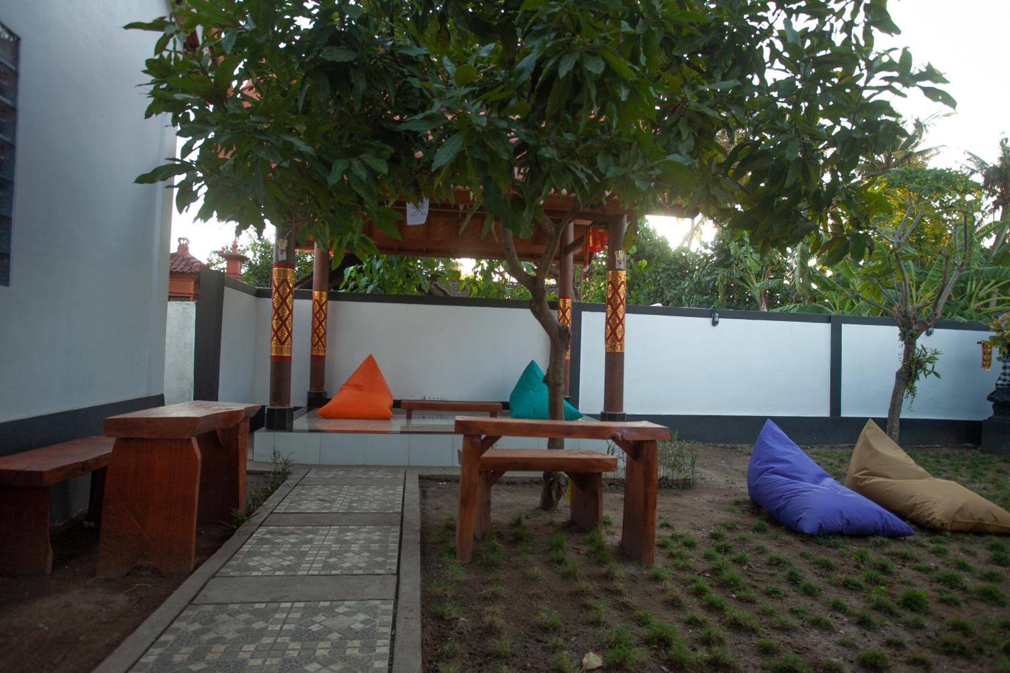 Lucky Hostel Batununggul Εξωτερικό φωτογραφία