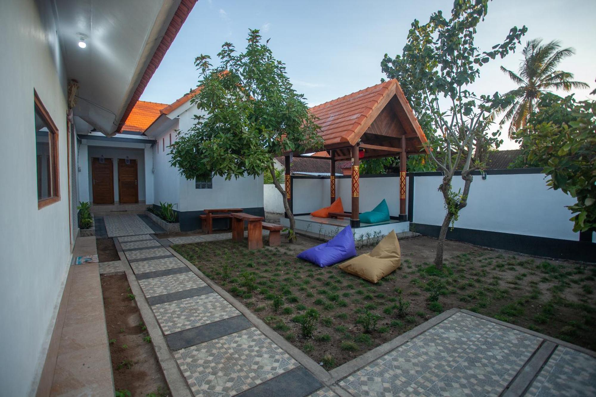 Lucky Hostel Batununggul Εξωτερικό φωτογραφία
