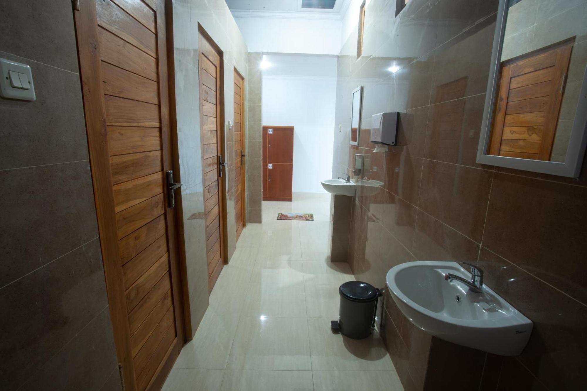 Lucky Hostel Batununggul Εξωτερικό φωτογραφία
