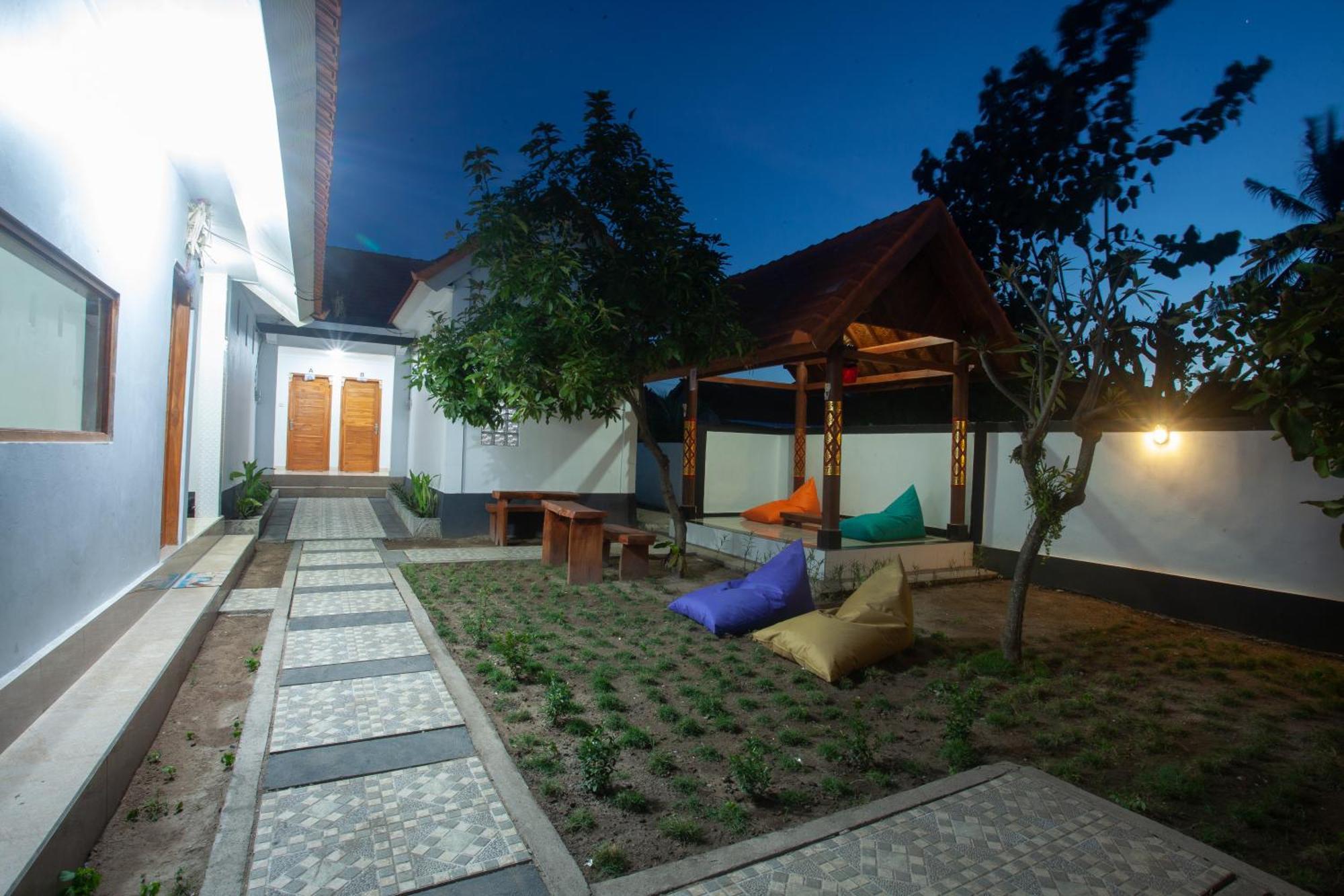 Lucky Hostel Batununggul Εξωτερικό φωτογραφία