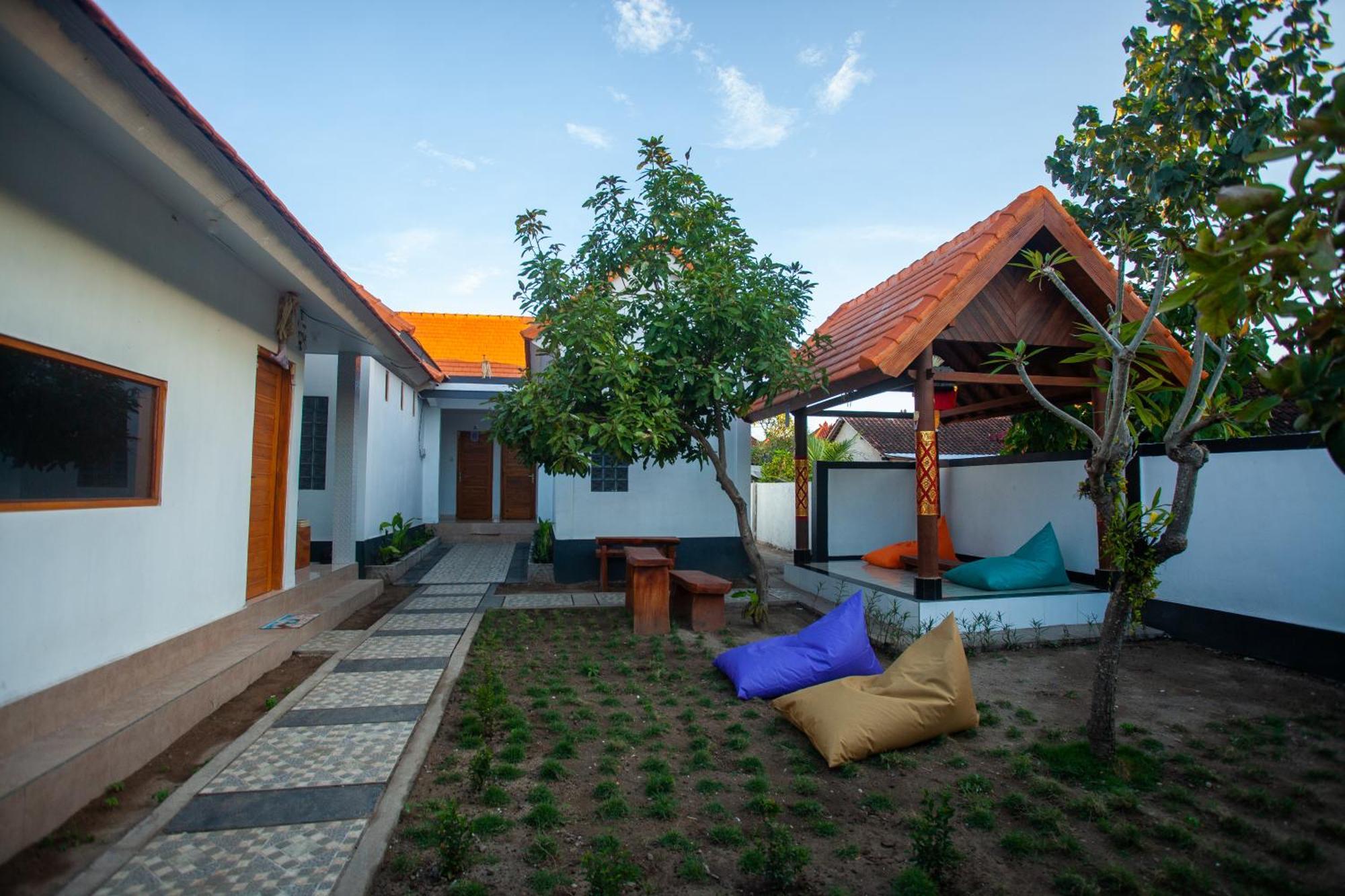 Lucky Hostel Batununggul Εξωτερικό φωτογραφία