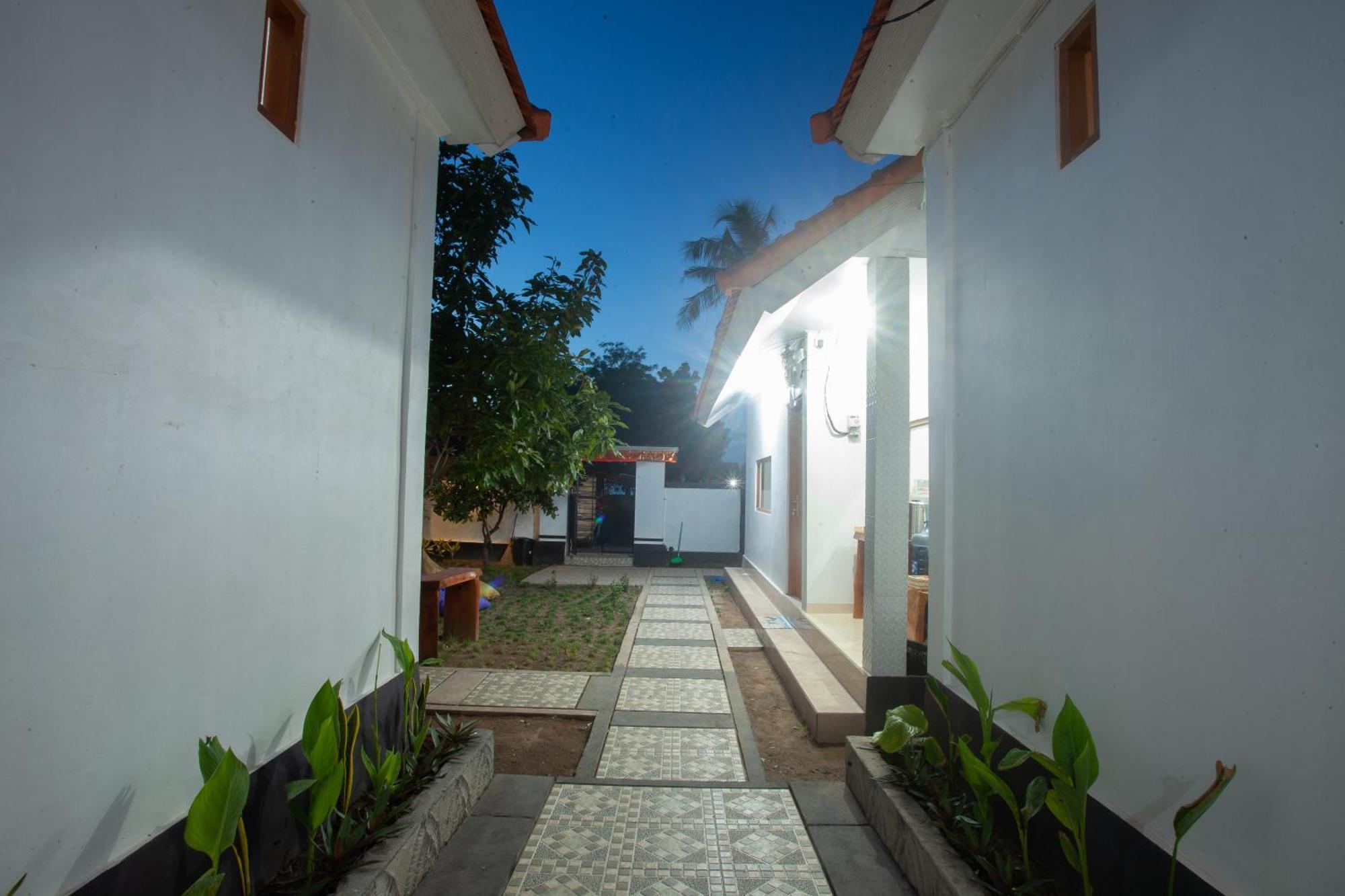 Lucky Hostel Batununggul Εξωτερικό φωτογραφία