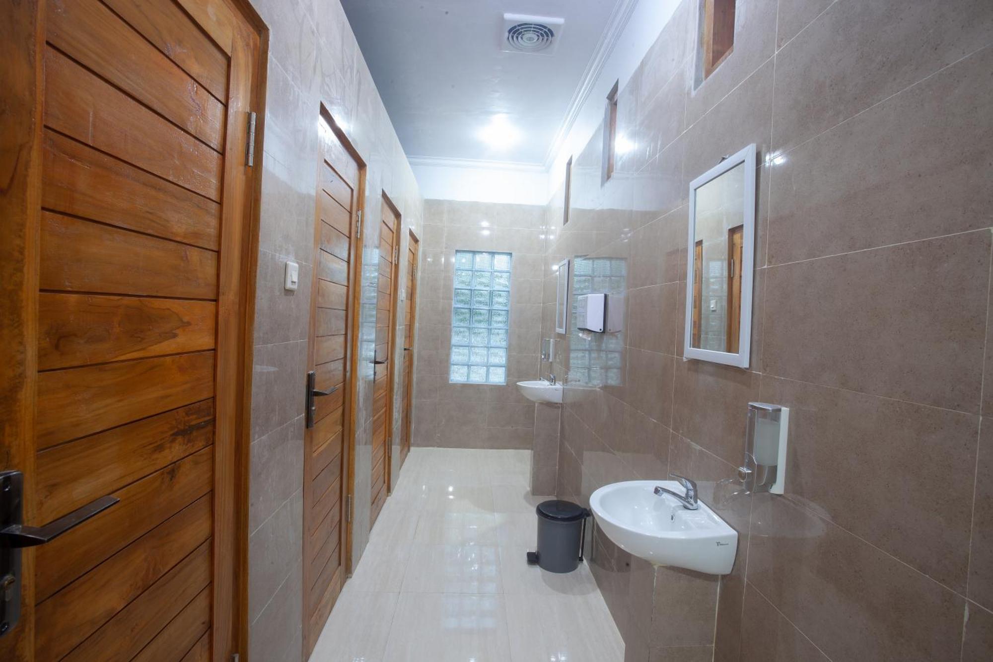 Lucky Hostel Batununggul Εξωτερικό φωτογραφία