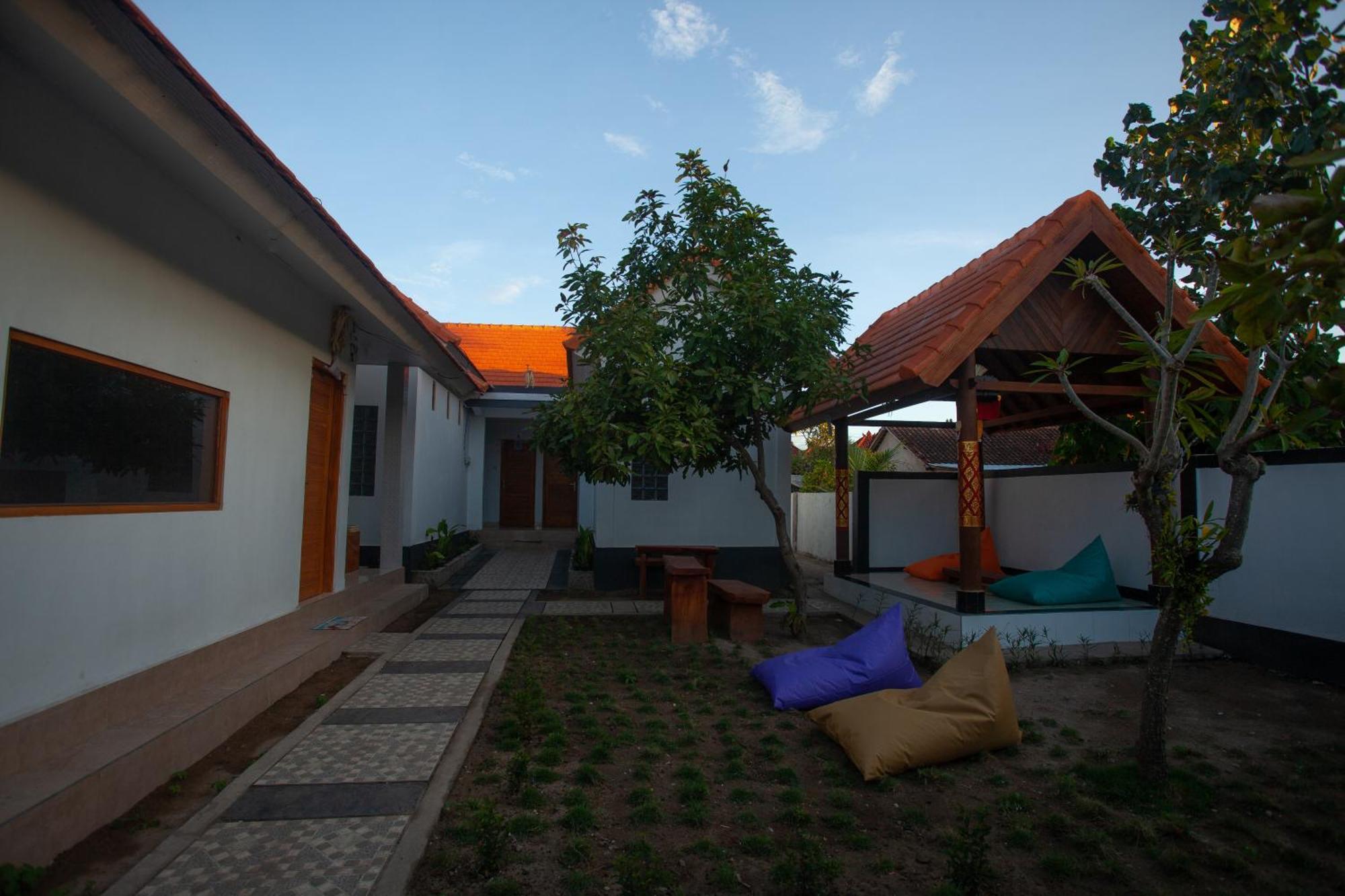Lucky Hostel Batununggul Εξωτερικό φωτογραφία