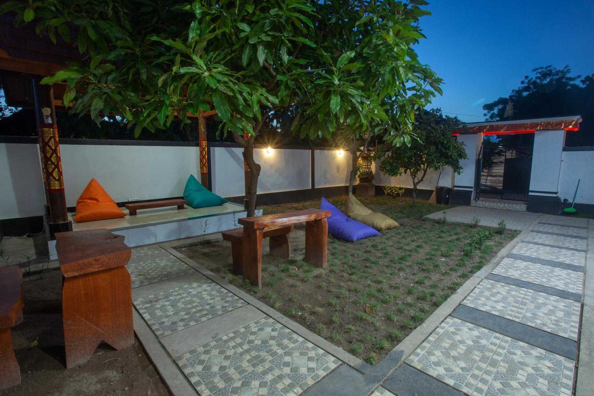 Lucky Hostel Batununggul Εξωτερικό φωτογραφία