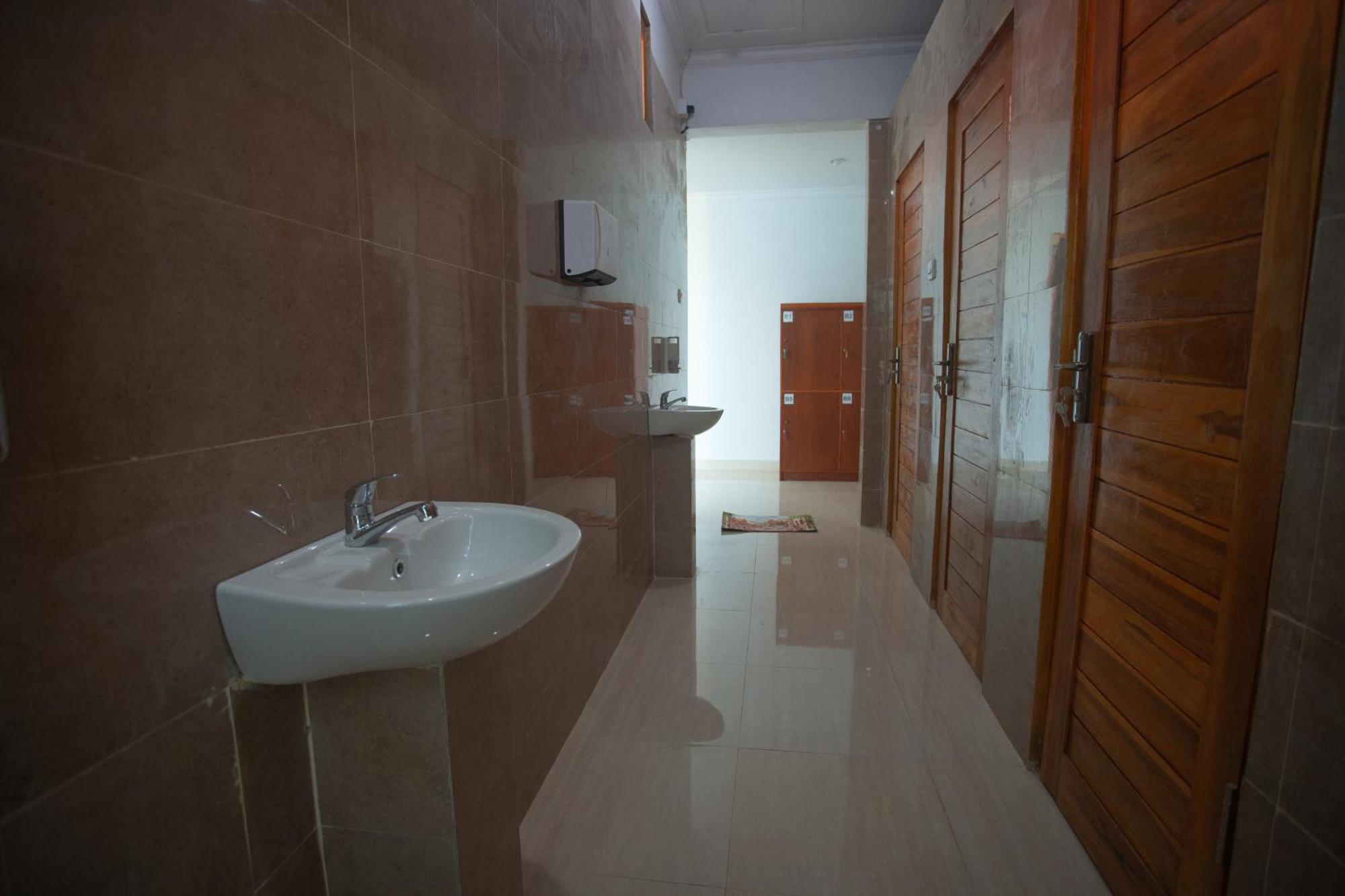 Lucky Hostel Batununggul Εξωτερικό φωτογραφία