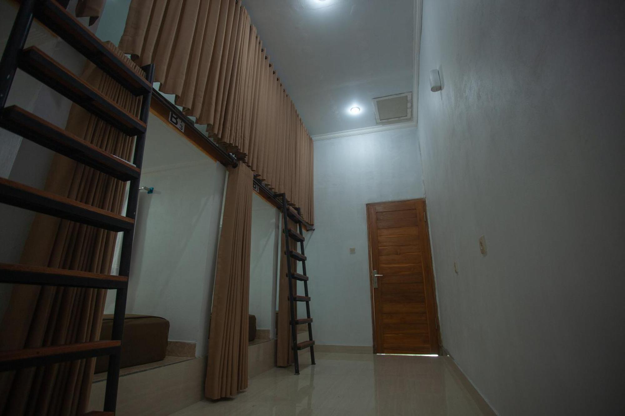 Lucky Hostel Batununggul Εξωτερικό φωτογραφία