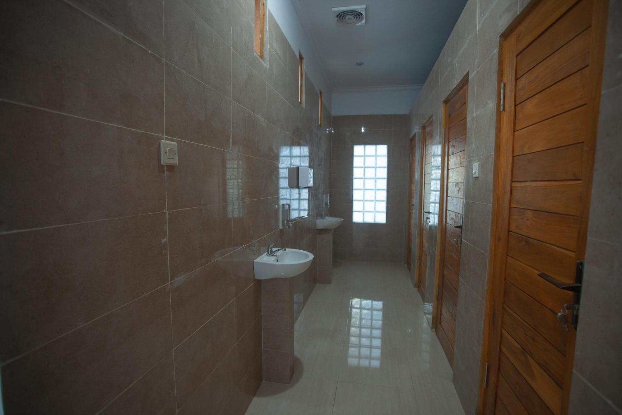 Lucky Hostel Batununggul Εξωτερικό φωτογραφία
