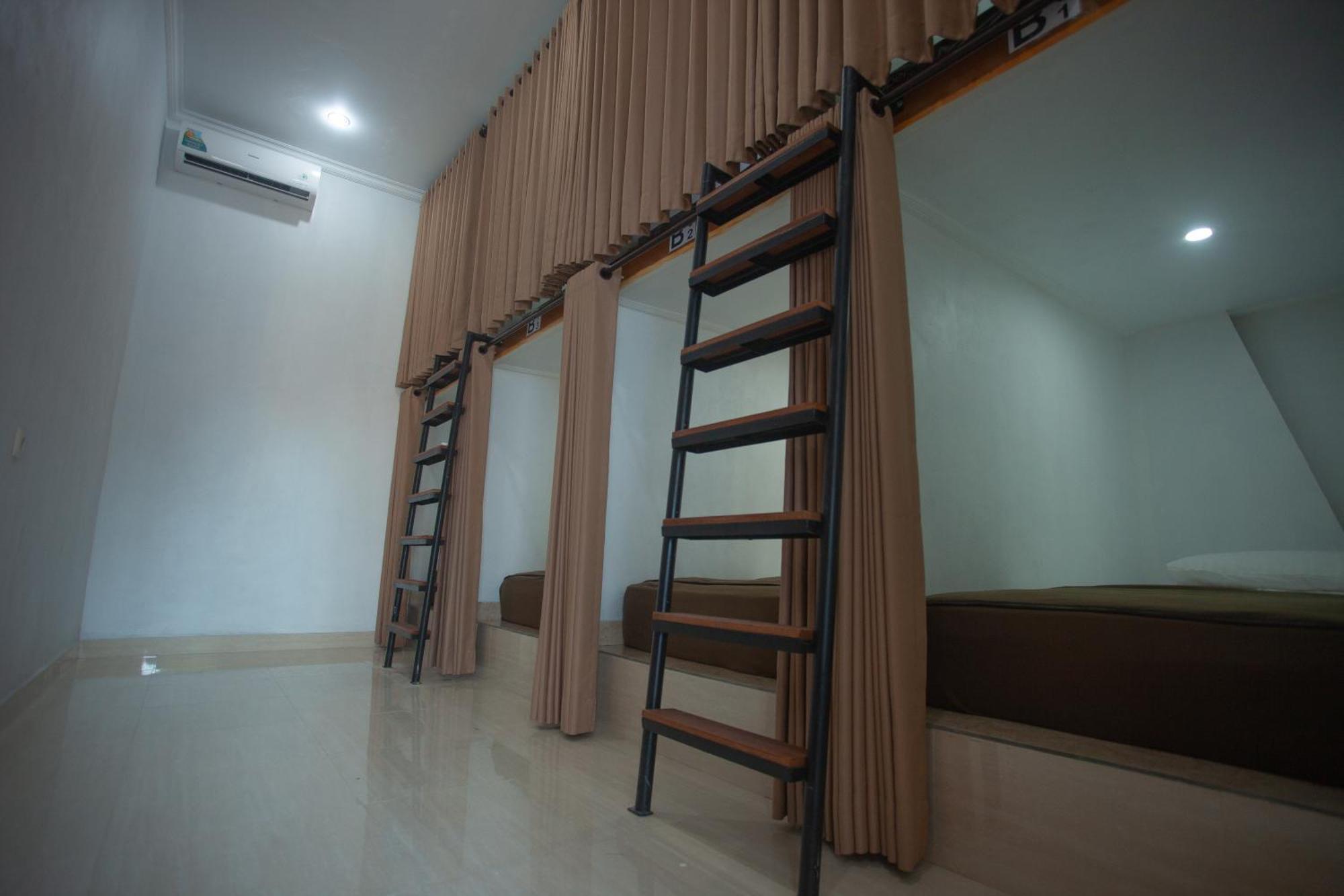 Lucky Hostel Batununggul Εξωτερικό φωτογραφία