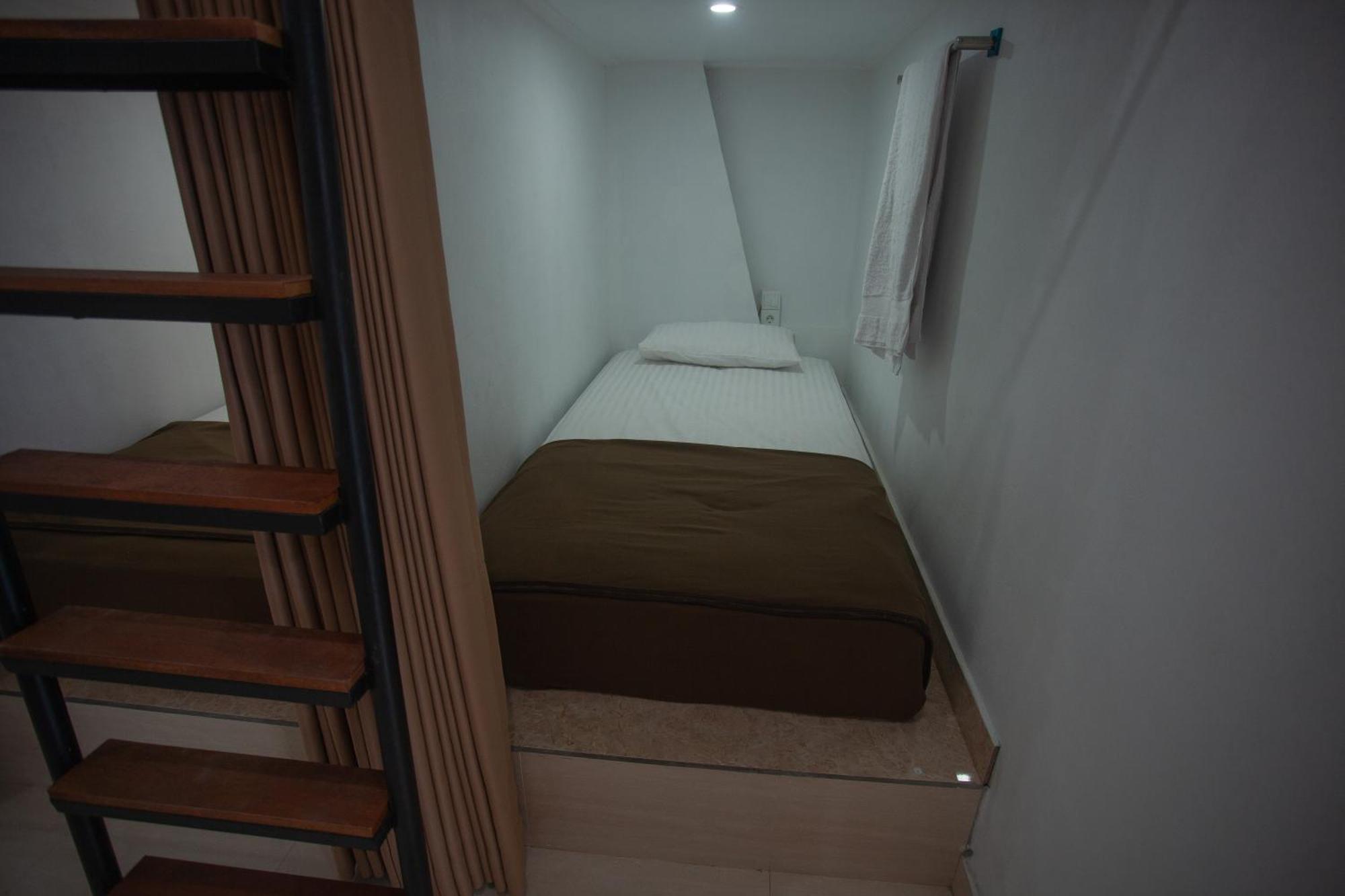 Lucky Hostel Batununggul Εξωτερικό φωτογραφία