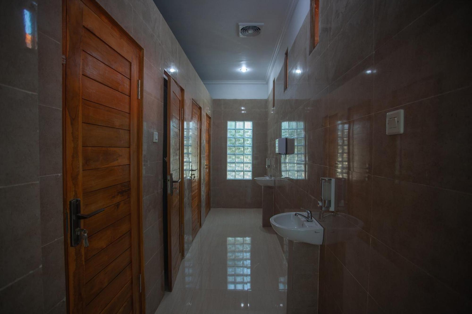 Lucky Hostel Batununggul Εξωτερικό φωτογραφία