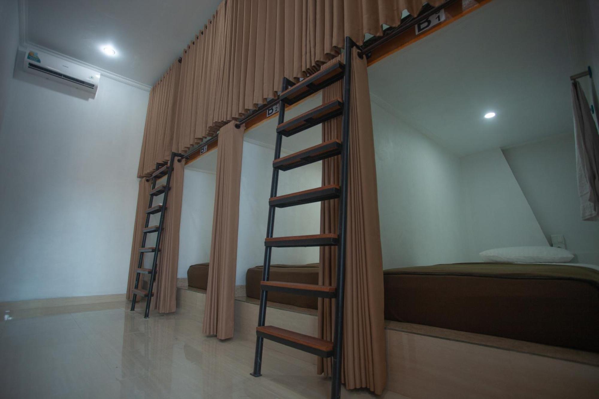 Lucky Hostel Batununggul Εξωτερικό φωτογραφία
