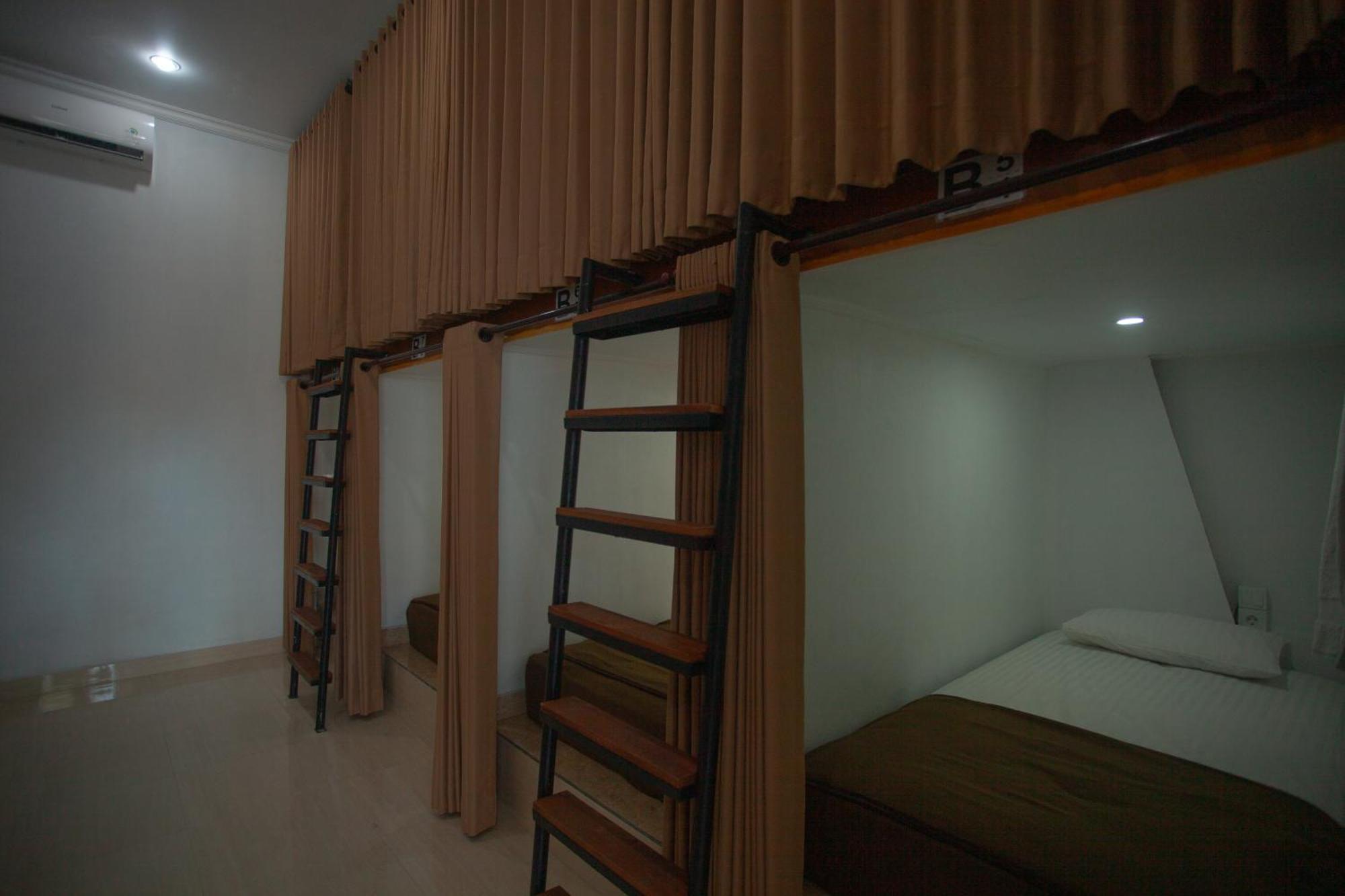 Lucky Hostel Batununggul Εξωτερικό φωτογραφία