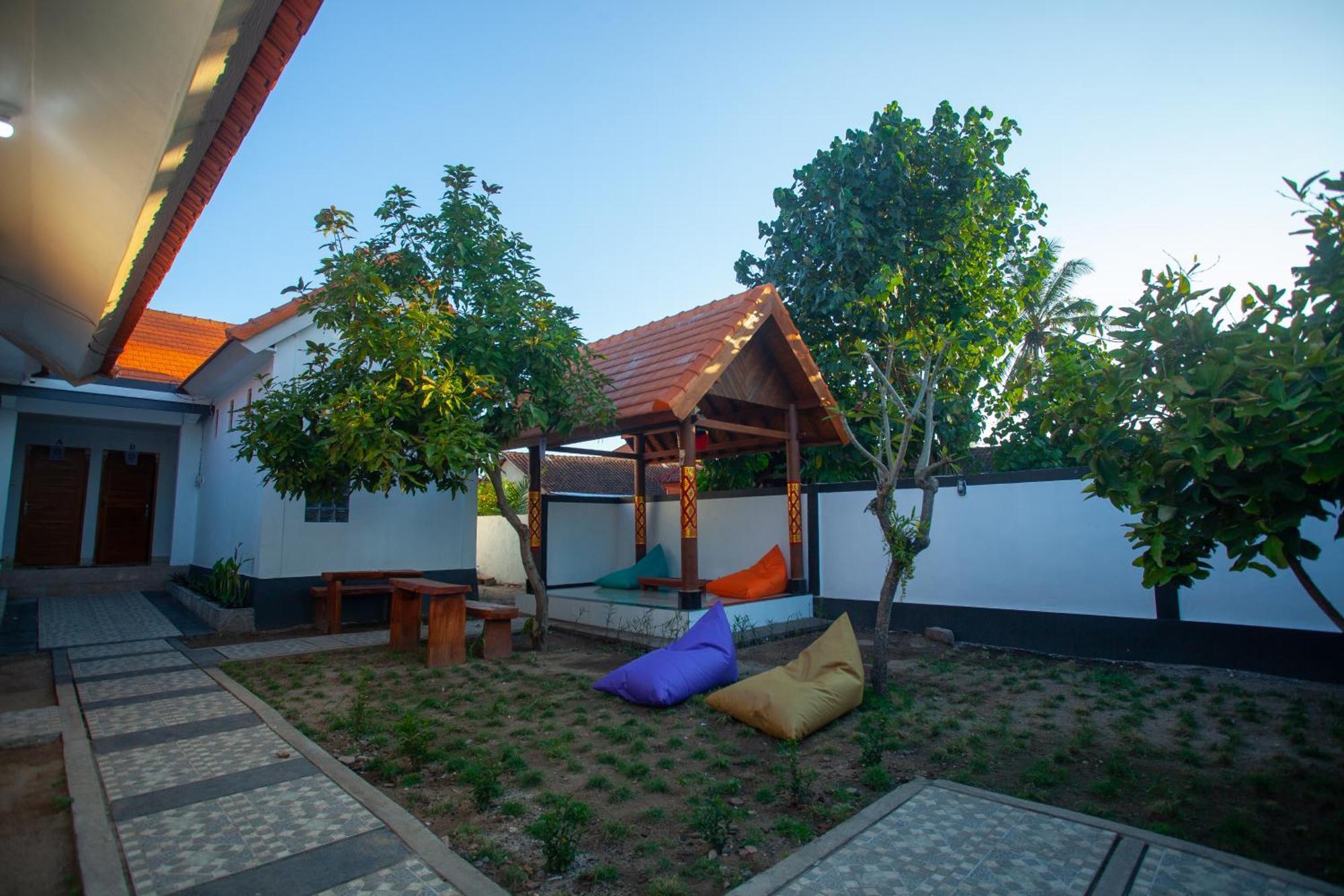 Lucky Hostel Batununggul Εξωτερικό φωτογραφία
