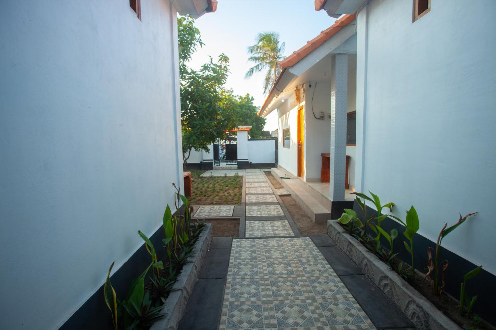 Lucky Hostel Batununggul Εξωτερικό φωτογραφία