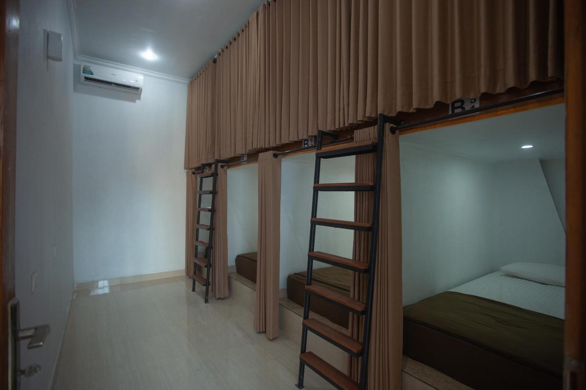 Lucky Hostel Batununggul Εξωτερικό φωτογραφία